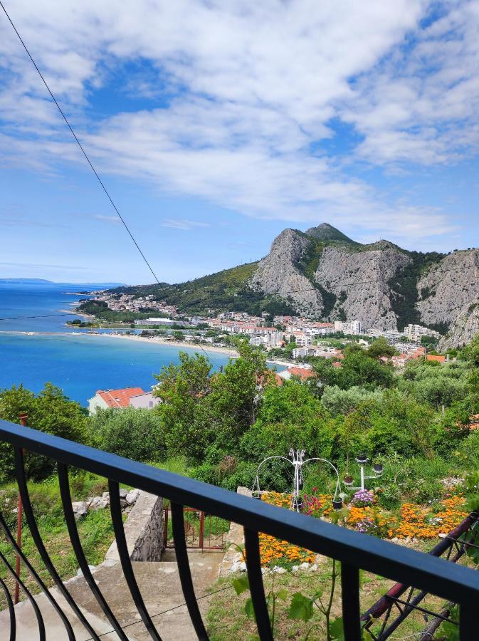 Apartment With 2 Balconies And Sea View Omis Exterior photo